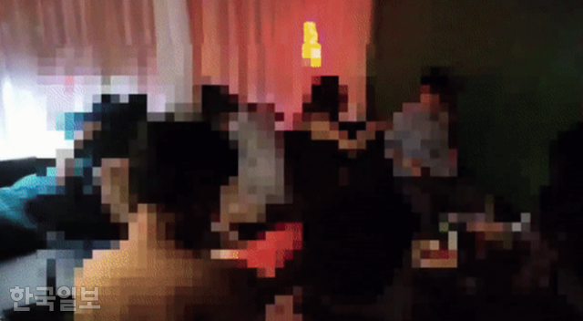 지난해 6월 적발된 강남구 '스와핑·집단성교' 유흥업소에서 성인 남녀 여럿이 옷을 챙겨 입고 있다. 서울경찰청 제공