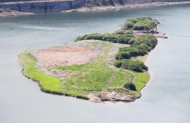 충주댐 수몰로 일부만 남은 시루섬에 관광 시설 공사가 진행되고 있다. ⓒ박준규
