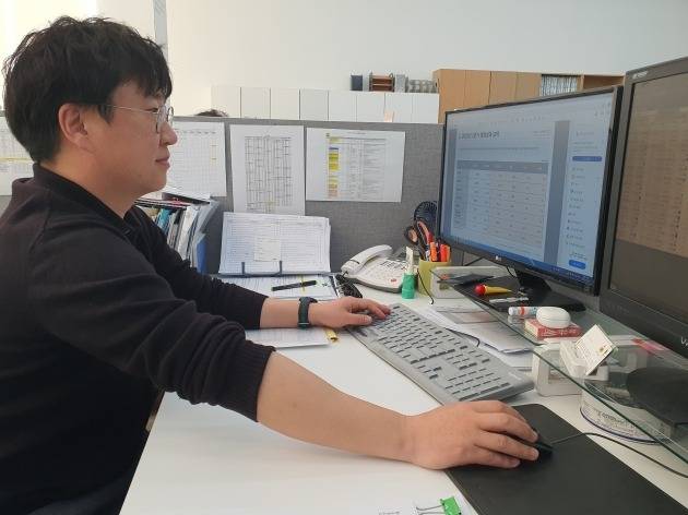 신동준 클리오 전략기획팀 부장이 1분기 실적을 살펴보고 있다. 윤현주 기자