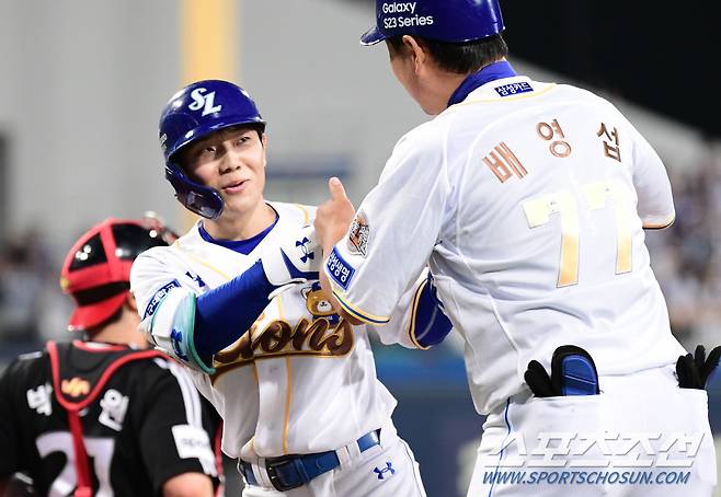 9회 솔로 홈런을 날린 김지찬.