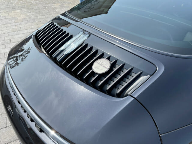 911 50주년 에디션 포르쉐 디자인의 기본 색상은 블랙 컬러지만 제트 블랙 메탈릭을 옵션으로 이용할 수 있다. 차량에 ‘포르쉐 디자인 50주년 에디션’ 배지가 부착된 부분이 포인트다. (사진=김재성 기자)