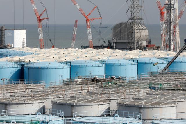 일본 후쿠시마 제1원전 부지 안에 오염수 저장탱크가 줄지어 서 있는 모습. 후쿠시마=EPA