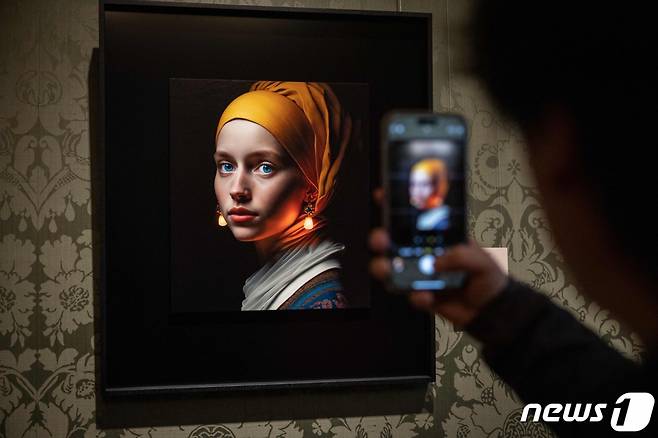 (헤이그 AFP=뉴스1) 김성식 기자 = 9일(현지시간) 네덜란드 헤이그 마우리츠하위스 미술관에서 요하네스 베르메르의 '진주 귀걸이를 한 소녀'를 모방해 인공지능(AI)으로 만든 그림이 전시된 모습이다. 2023.03.09.   ⓒ AFP=뉴스1  Copyright (C) 뉴스1. All rights reserved. 무단 전재 및 재배포 금지.