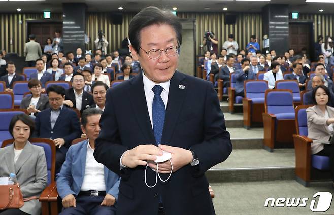 (서울=뉴스1) 임세영 기자 = 이재명 더불어민주당 대표가 14일 오후 서울 여의도 국회에서 열린 쇄신 의원총회에서 모두발언을 하기 위해 앞으로 나서고 있다. 2023.5.14/뉴스1 Copyright (C) 뉴스1. All rights reserved. 무단 전재 및 재배포 금지.