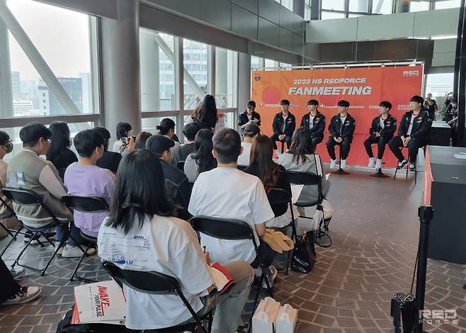 농심 레드포스 선수단이 지난 13일 동대문 V.Space에서 열린 사내 e스포츠대회 결승전에서 팬 미팅을 진행하고 있다. 제공 | 농심 레드포스