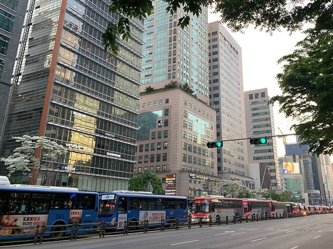 지난달 27일 오후 6시 서울 지하철 신분당선 강남역 앞 버스정류장 주변으로 버스들이 길게 늘어서 있다. 녹색 신호에도 버스전용차로는 정체를 빚는 모습. /박혜연 기자