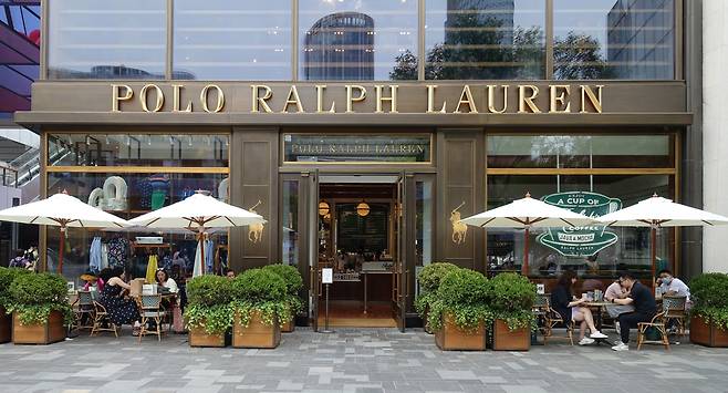 중국 베이징 싼리툰 타이쿠리 쇼핑몰 광장의 랄프로렌 플래그십 스토어와 랄프스 커피(Ralph's Coffee) 카페. /베이징=김남희 특파원