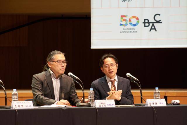 부천아트센터의 음향을 설계한 나카지마 다테오(왼쪽)가 11일 열린 개관 기자간담회에서 콘서트홀 음향에 대해 설명하고 있다. 부천아트센터 제공