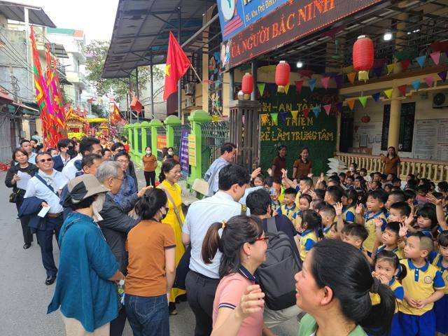 봉화군 직원들이 지난 3일 베트남 뜨선시에서 진행된 덴도축제의 가장행렬에서 유치원 아이들과 인사를 나누고 있다. 김광원 기자