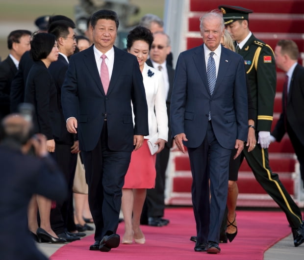 2015년 미중 정상회담을 위해 미국을 찾은 시진핑 중국 국가주석과 직접 공항에 나온 조 바이든 미국 대통령. 사진=연합뉴스