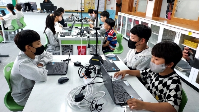 지난 11일 경남 창원시 남정초등학교 5학년 4반 학생들이 과학 수업에 참여하고 있다. 경남교육청 제공