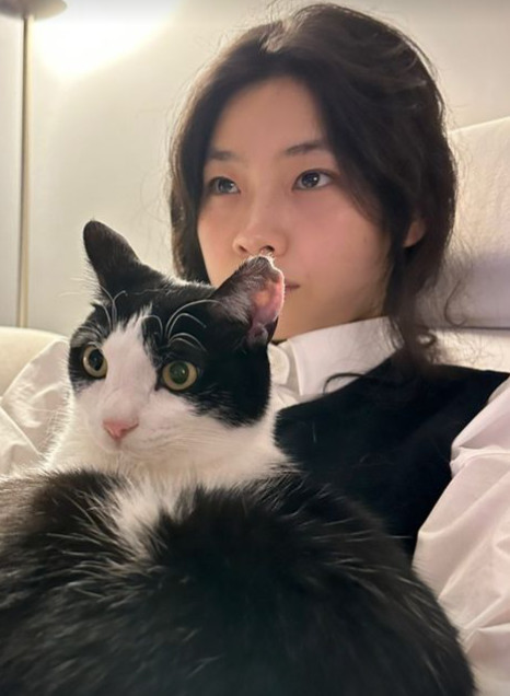 Actor Jung Ho-yeon showed off his love affair with his lover Yi Dong-hwi.On May 15, Jung Ho-yeon posted several photos on his SNS without any comment.In the photo, Jung Ho-yeon is holding Yi Dong-hwis companion, Galo. Galo is also staring somewhere in a comfortable position as if he is familiar with his arms.Jung Ho-yeon and Yi Dong-hwi are the official couple in the entertainment industry who started dating in 2015 and have been in love for eight years.They showed off their unwavering love affair by attending the VIP premiere of the movie Rebound in April.On the other hand, Jung Ho-yeon will appear in Na Hong-jins new film HOPE (Gaze). Jung Ho-yeon will play the role of Sung-ae in the play and work with Hwang Jung-min and Cho In-sung.