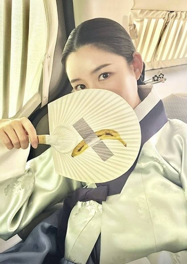 = Actor Lee Da-in revealed his recent post-marriage status.Lee Da-in posted a photo on his social media without saying a word on the 14th. The photo shows Lee Da-in wearing a hanbok dress and holding a fan with a banana.I cover my face with a fan, but it attracts my eyes with a charm.Lee Da-in plans to return to the house theater for three years as MBC TV drama Lovers to broadcast in the second half of the year.It is a drama depicting the love of a lover thrown into the sickness of the sick man Horan, the story of a group of people who hope in hardship, actors Min-seong Min and An Eun-jin.On the other hand, Lee Da-in married singer and actor Lee Seung-gi on the 7th of last month after two years of devotion.