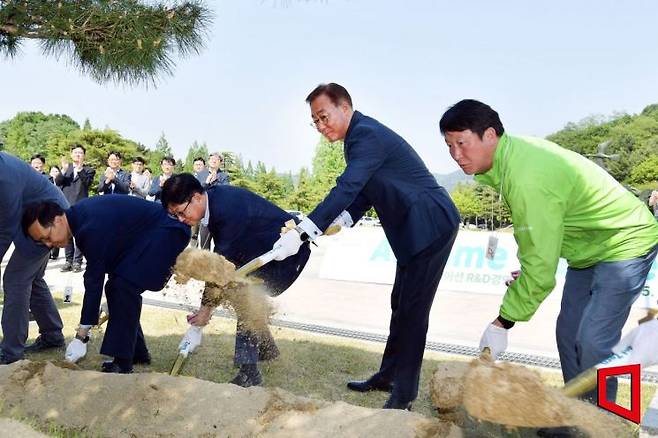 김준 SK이노베이션 부회장(오른쪽 두번째)이 15일 대전 환경과학기술원에서 열린 식수행사에 참여해 식수목 하단에 흙을 뿌리고 있다.