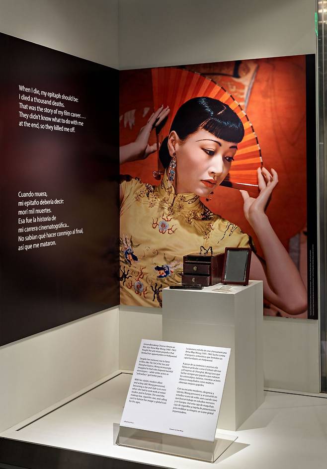 클로이 김과 함께 스미스소니언 국립 미국역사박물관에 새롭게 등장한 애나 메이 웡 전시코너. 그녀의 유품과 일대기를 담은 안내판이 있다. /스미스소니언 국립 미국역사박물관 페이스북