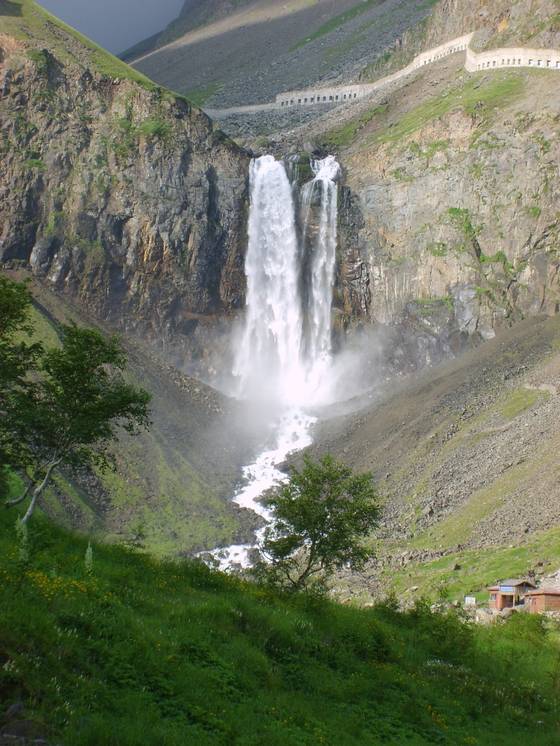 백두산 천지 바로 근처의 장백폭포. 〈사진=박순천 기상청 지진화산연구과장〉