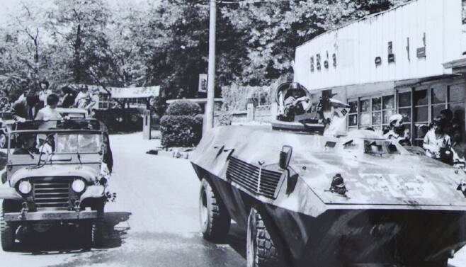 1980년 5·18민주화운동 당시 시민군들이 탄 장갑차와 지프 차량이 광주 남구 양림동을 지나고 있다. 기무사 사진첩 갈무리