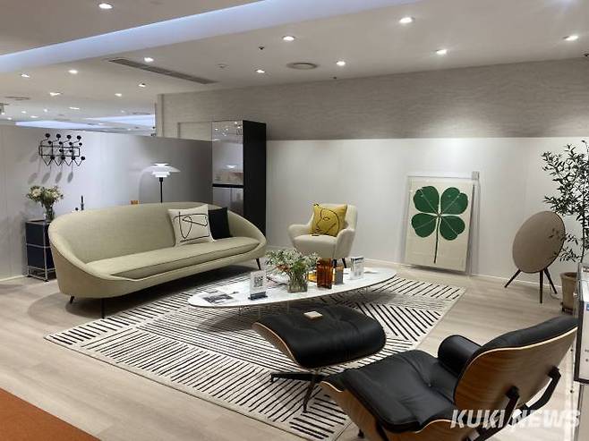 팝업스토어 거실. 사진=심하연 기자