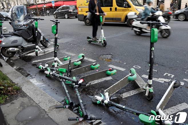 (파리 로이터=뉴스1) 정윤미 기자 = 프랑스 파리 한 거리에 전동킥보드 몇 대가 쓰러져 있다. 2019.12.20 ⓒ 로이터=뉴스1 Copyright (C) 뉴스1. All rights reserved. 무단 전재 및 재배포 금지.