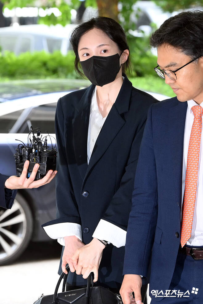 Seoul western district court, ) Singer Nam Tae-hyun, former Between lovers, and Influencer Constable Seo Min-jae, side by side, visited The court to receive Warrant room quality inspection.At 10:30 am on the 18th at the Seoul Western District Court, he will be questioned in connection with the alleged violation of the Drug Management Act.Nam Tae-hyun appeared in The court at 9:52 am before the interrogation.Wearing an all-black costume and wearing a mask, he briefly answered Im sorry to the reporters question of whether he accepted the methyphone Oral administration charge and quickly headed into The Court.Constable Seo Min-jae then appeared at The Court four minutes later at 9:56 a.m. In front of reporters, Constable Seo Min-jae bowed his head when asked if he admitted the charges.In addition, Constable Seo Min-jaes lawyer said he would sincerely investigate the allegations.Previously, Seoul Yongsan Police Station applied for Arrest warrant to Nam Tae-hyun, Constable Seo Min-jae for alleged violation of narcotics control act.In August last year, Constable Seo Min-jae, a cast member of Channel As Signal Season 3, wrote on his social media account, Nam Tae-hyun methyphone box. And theres a syringe I wrote in my room or company cabinet.And that slap , Nam Tae-hyun and me mulberry and so on.Nam Tae-hyun later confessed that he had a relationship with Constable Seo Min-jae, saying, There was a quarrel between the lovers, but they reconciled well. I sincerely apologize for causing concern to so many people due to personal problems.Nam Tae-hyun was active in the group Winner from 2014 to 2016 and is currently active in forming the band South Club after leaving.Constable Seo Min-jae made his name on Channel As Signal of the Heart Season 3 in 2020.