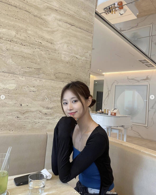TZUYU posted several photos through his Instagram on Wednesday.In the open photo, TZUYU sat in front of the table wearing a black cardigan and showed a shy smile. TZUYU glanced at the goddess visual.The netizens responded that I can see that TZUYU was ashamed when I shot this, I really love you, I love you so beautiful TZUYU, Why is it so beautiful and It is absolutely beautiful.