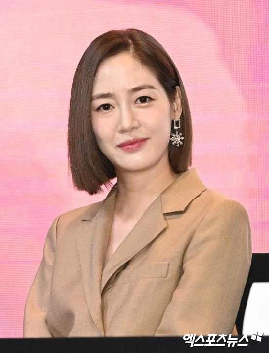 Sung Yu-ri, a former member of the group Fin.K.L., has split from the agency amid controversy surrounding her husband.The contract with Sung Yu-ri has expired. We have decided not to renew the contract, Initial Entertainment said on Aug. 19.Some have speculated that it may be related to the fraud charges of her husband, Ahn Sung-hyun.Earlier, Sung Yu-ris husband, professional golfer Ahn Sung-hyun, attended a pre-arrest suspect interrogation (investigation to determine a warrants validity) held at the Seoul Southern District Court on April 7.Ahn Sung-hyun is accused of violating the Act on the Aggravated Punishment, etc. of Specific Crimes (fraud) and breach of trust.It was known that he took billions of won in bribes from a certain cryptocurrency company in the name of listing virtual currency on the cryptocurrency exchange combsum. Also, the controversy grew as it was said to be related to Kang Jong-hyun, who is suspected of being the real owner of combsum.Kim, a representative of agency Initial Entertainment, was suspected of holding shares of combsums largest shareholder, Vident, and Kim was reported to have borrowed more than 1 billion won from stocks worth about 1.3 billion won.In the substantive examination of the warrant, Kang avoided arrest due to the fact that it is difficult to say that there is a concern about the destruction of evidence, and that the need for arrest is not great when considering other family relations. However, the controversy has not diminished.Sung Yu-ri has remained silent or ignorant about the allegations related to her husband. He also said that she did not know about Kang Jong-hyun and Ahn Sung-hyuns car rental and friendship.In addition, Bucket Studio, which is represented by Kang Jong-hyuns brother, invested 3 billion won in Yulia El, a cosmetics company represented by Sung Yu-ri. It is true that the investment was made, but after the issue occurred, I returned the investment. Since then, Sung Yu-ri has continued to broadcast on KBS 2TV Is it a farewell recall?Of course, the program, which was a fixed MC, and the husbands fraud charges would not be related, but the publics gaze was unfavorable in the context of mentioning love and marriage with Ahn Sung-hyun.Sung Yu-ri Ahn Sung-hyun The silence of the couple seems to be getting longer. The image hitting is also inevitable.Meanwhile, Sung Yu-ri Ahn Sung-hyun was married in 2017 and has twin daughters.Photo: DB, KBS 2TV broadcast screen