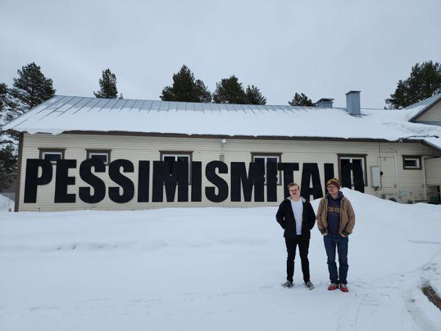 4월 25일 핀란드 푸올란카 초입에 위치한 '비관주의 협회' 건물 앞에서 협회 이사진인 오스카리 하팔라이넨(왼쪽)과 토미 라잘라가 포즈를 취하고 있다. 건물엔 '비관주의'라는 문구가 큼지막하게 붙어 있다. 푸올란카(핀란드)=신은별 특파원