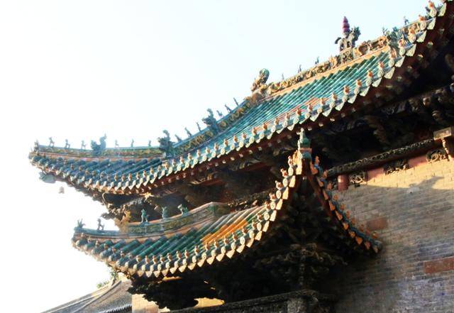 유약 바른 유리지붕으로 장식된 션허우고진의 '백령옹묘'. 민간에서 공예의 장인으로 숭배하는 손빈을 기리는 사당이다. ⓒ최종명