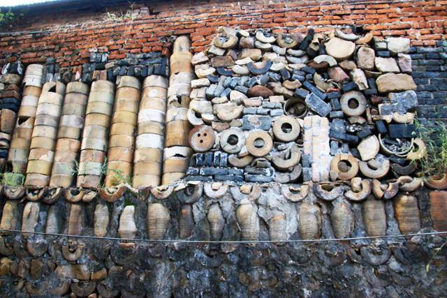 션허우고진 골목 담장의 도자기.ⓒ최종명