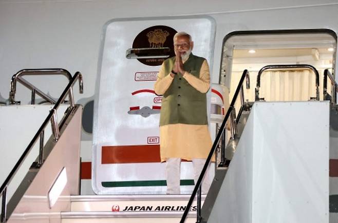 19일 G7 정상회의가 열리고 있는 일본 히로시마에 도착한 나렌드라 모디 인도 총리가 비행기에서 내리며 두 손을 모아 취재진 등에게 인사하고 있다. AFP연합뉴스