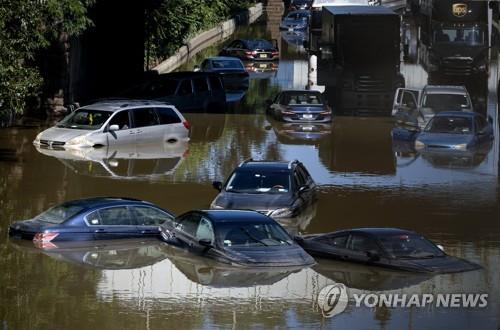 2021년 폭우가 내린 뒤 뉴욕 도로에 침수된 자동차들 [AP 연합뉴스 자료사진]