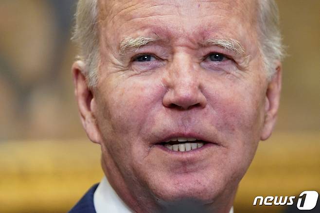 조 바이든 미국 대통령이 17일(현지시간) 일본에서 열리는 G7 정상회의에 참석하기 위해 워싱턴 백악관을 출발하기 전에 기자회견을 갖고 “부채한도 상향 협상의 합의를 확신한다”고 밝히고 있다. ⓒ 로이터=뉴스1 ⓒ News1 우동명 기자