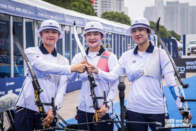 한국 양궁 여자대표팀 선수들이 16~21일 중국 상하이에서 펼쳐진 2023 현대 양궁 월드컵 2차 대회 여자 단체전에서 금메달을 확정지은 후 포즈를 취하고 있다. 왼쪽부터 임시현,, 강채영, 안산. 대한양궁협회 제공