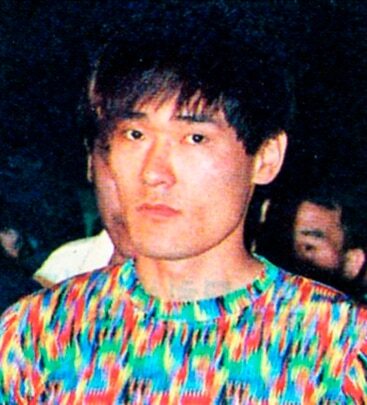 1999년 7월 검거 당시 신창원의 모습. 당시 신창원이 입었던 무지개 티셔츠가 유행하기도 했다. /조선일보 DB
