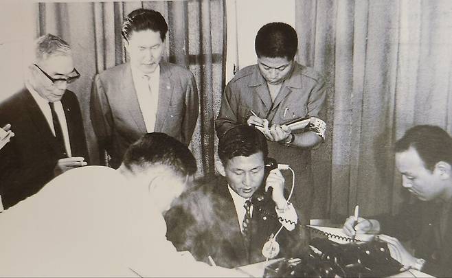 1971년 8월20일 판문점 자유의집에서 남북 직통전화를 개설하는 모습. 통일부 제공
