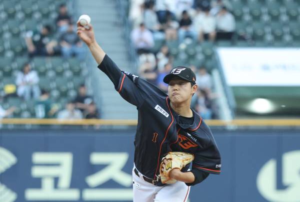 <yonhap photo-4872="">19일 오후 서울 잠실야구장에서 열린 프로야구 한화 이글스와 LG 트윈스의 경기에서 한화 선발 문동주가 역투하고 있다. 사진=연합뉴스</yonhap>