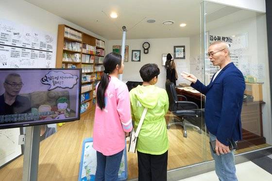 김수정 작가의 작업실 재현 공간도 마련되어 있다.