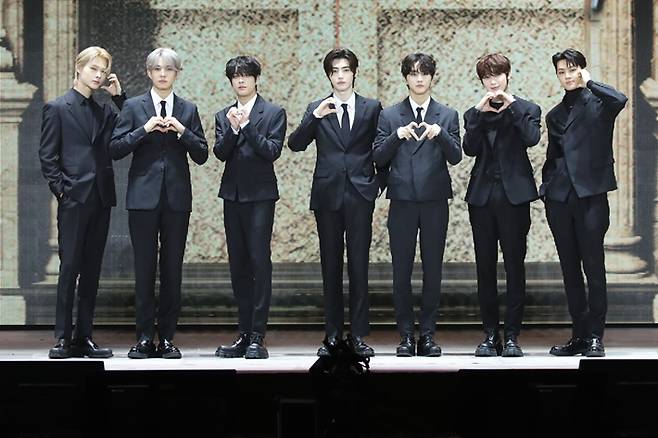 22일 오후, 서울 성북구 고려대 화정체육관에서 엔하이픈의 미니 4집 '다크 블러드' 쇼케이스가 열렸다. 왼쪽부터 엔하이픈 니키, 희승, 제이크, 성훈, 정원, 선우, 제이. 빌리프랩 제공