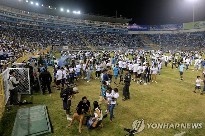 엘살바도르 축구장서 압사 사고 (산살바도르 AFP=연합뉴스) 20일(현지시간) 밤 엘살바도르 수도 산살바도르의 쿠스카틀란 경기장에서 압사사고 발생해 구조대원과 팬들이 부상자를 돕고 있다. 2023.5.22