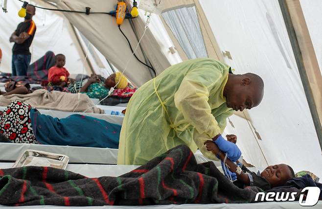 8일(현지시간) 콩고민주공화국 북키부주 고마 외곽에 위치한 무니기에서 한 소년이 국경없는 의사회(MSF)가 운영하는 새로운 콜레라 치료 센터에서 콜레라 치료를 받고 있다. ⓒ 로이터=뉴스1 ⓒ News1 권진영 기자