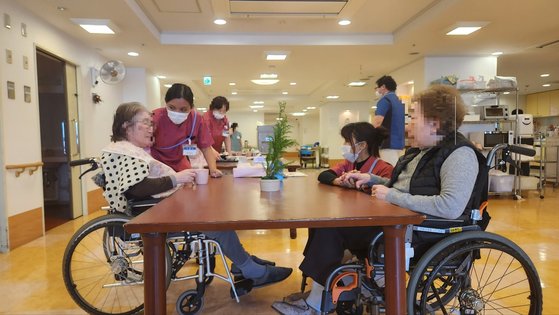 지난달 12일 일본 도쿄 신주쿠구의 한 개호(요양)시설 '너싱빌라 르네사 요츠야'(너싱빌라)에서 외국인 노동자가 환자를 돌보고 있다. 도쿄=이태윤 기자