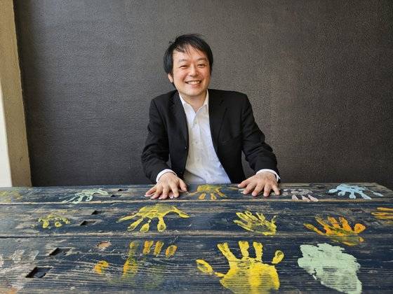 10년째 시바조노 단지 자치회 임원으로 활동 중인 오카자키 히로키(42)가 단지 안 벤치에서 웃고 있다. 한때 이 벤치에는 중국인을 비하하는 낙서가 가득했다. 가와구치=이영근 기자