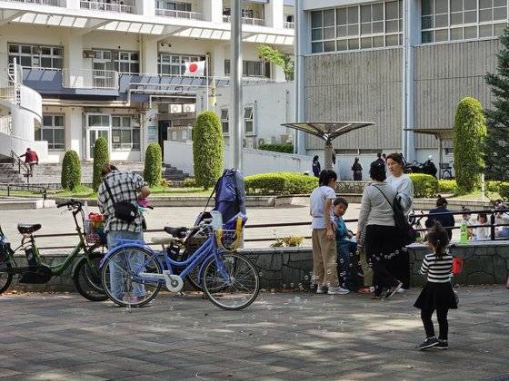 지난달 11일 시바단지 중앙 광장에 학부모와 어린이들이 모여 있다. 가와구치=이영근 기자