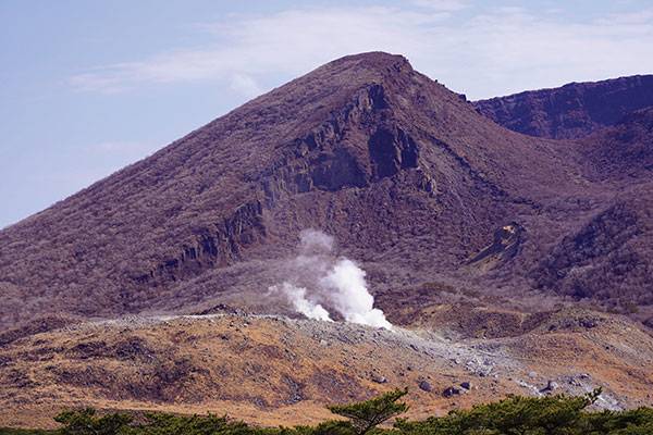 후도이케에서 바라보는 이오야마 주변의 모습.