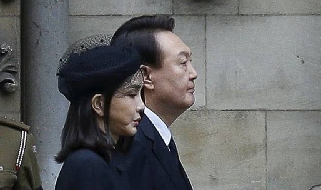 윤석열 대통령(오른쪽)과 부인 김건희 여사가 지난해 9월19일(현지 시각) 영국 엘리자베스 2세 여왕의 장례식에 참석하는 모습. 뉴스1