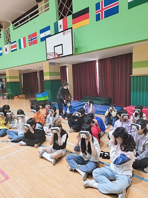 서울 구로구의 한 초등학교 학생들이 가상현실(VR) 기기를 착용한 채 안전 교육을 받고 있다. 구로구 제공