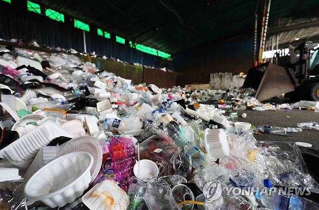 가득 쌓인 플라스틱 쓰레기 (용인=연합뉴스) 홍기원 기자 = 지구의 날을 하루 앞둔 21일 경기도 용인시재활용센터에서 플라스틱 재활용 쓰레기가 쌓여 있다. 2023.4.21 xanadu@yna.co.kr