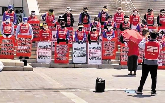 작년 5월 10일 오전 11시쯤 서울 서대문구 연세대 학생회관 앞에서 민노총 공공운수노조 연세대분회가 앰프(사진 앞쪽 가운데)를 세워놓고 청소·경비 근로자 임금 인상 등을 요구하는 집회를 열고 있다. /독자 제공