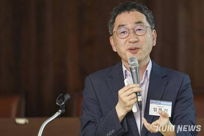 임동기 인천테크노파크 스타트업파크 센터장이 24일 오후 서울 여의도 국회 도서관 소회의실에서 열린 '허들 넘어 신시장' 바이오헬스 스타트업 규제 개선 방향 정책 포럼에서 '인천스타트업파크 바이오 스타트업 현장 사례' 발제 발표를 하고 있다. 사진=차종관 기자