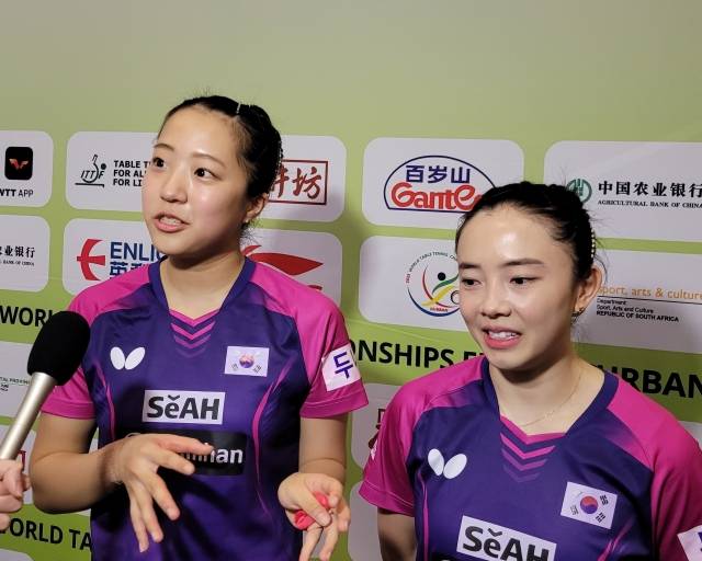 신유빈-전지희가 24일(한국시간) 남아프리카공화국 더반의 인터내셔널컨벤션센터(DICC)에서 열린 2023 국제탁구연맹(ITTF) 세계탁구선수권대회 여자복식 16강에서 승리한 뒤 취재진과 인터뷰하고 있다. 권중혁 기자